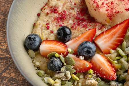 Злаковая каша, ягоды, орехи