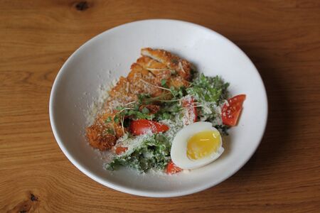 Салат с курицей тонкацу 