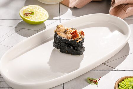 Острые суши с угрем