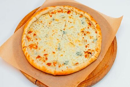 Пицца четыре сыра 