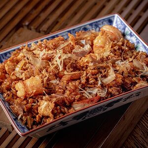 Рис с яйцом, креветками и овощами