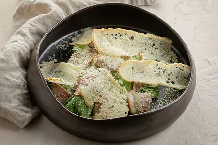 Салат Цезарь с утиной грудкой