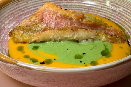 Окунь с морковным пюре и соусом из зеленого горошка