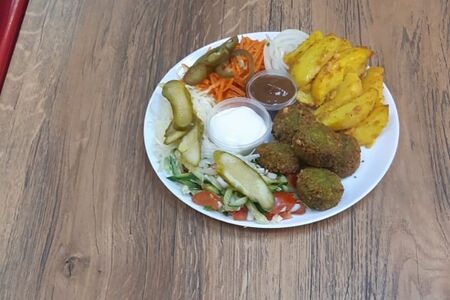 Фалафель на тарелке