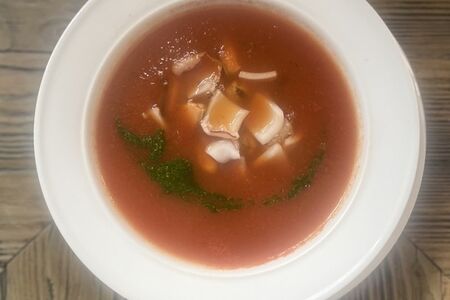 Томатный суп с мидиями и кальмаром