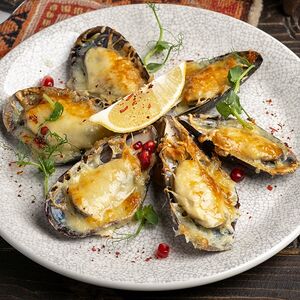 Запеченные мидии киви с пармезаном 