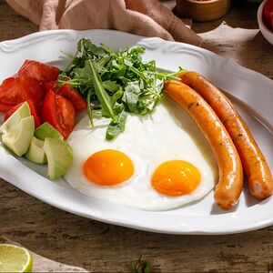 Яичница-глазунья с сосисками и овощами