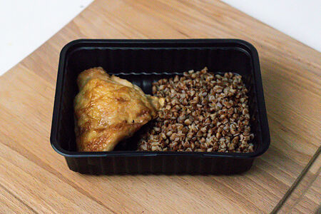 Гарнир гречка и бедро куриное