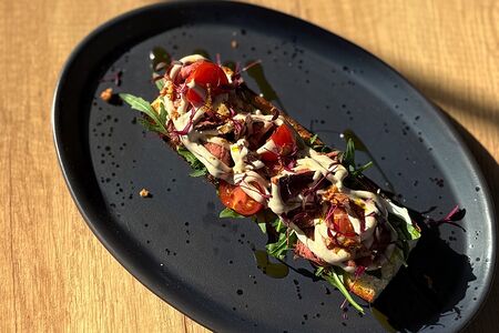 Брускетта с нежным ростбифом творожным кремом и соусом Тонато