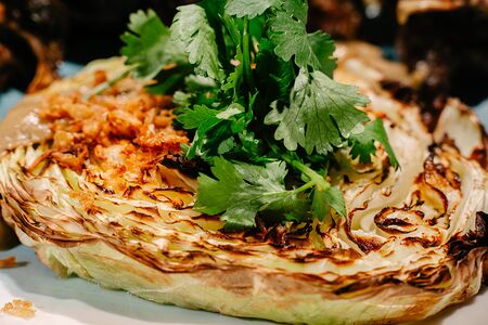 Стейк из молодой капусты с пряным соусом