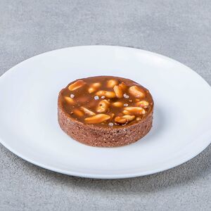 Тарт с арахисом и соленой карамелью