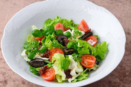 Салат со Страчателлой и томатами