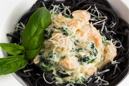 Черные спагетти с лососем и шпинатом