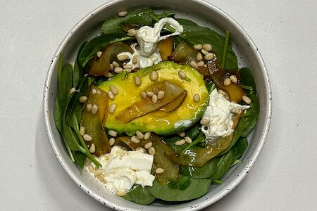 Салат с грушей и страчетеллой 