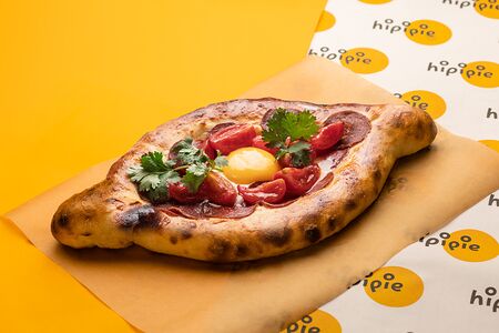 Хачапури по-аджарски с пеперони и томатами черри