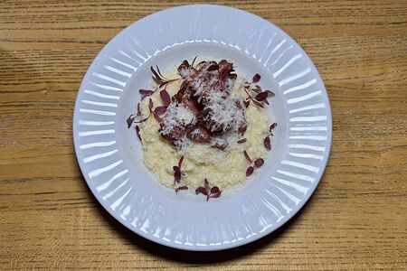 Французский сливочный омлет с хрустящим беконом и сыром пармезан