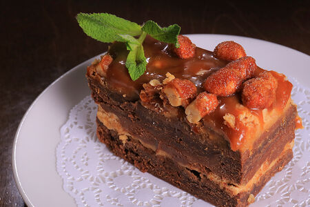 Пирожное карамельно-ореховое