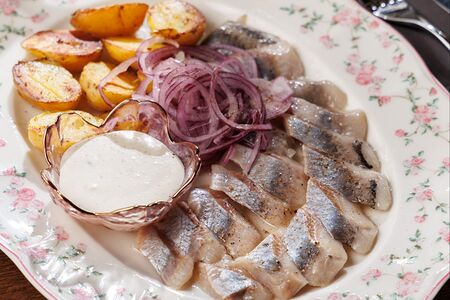 Олюторская сельдь с маринованным красным луком и картофелем