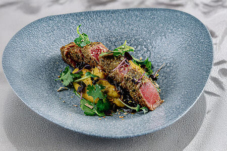 Тунец с хумусом и карамелизованным луком