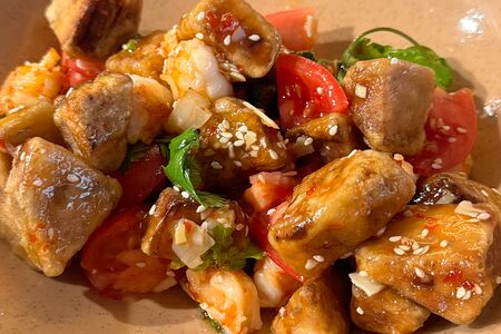 Тёплый салат с баклажаном и креветками