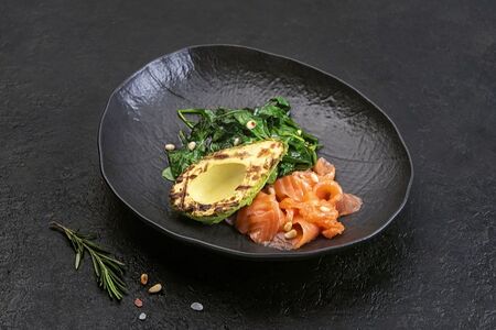 С лососем и авокадо гриль