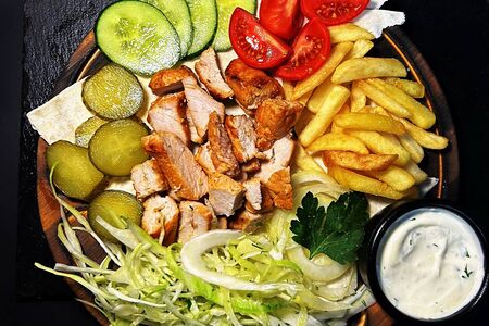 Шаурма куриная на тарелке