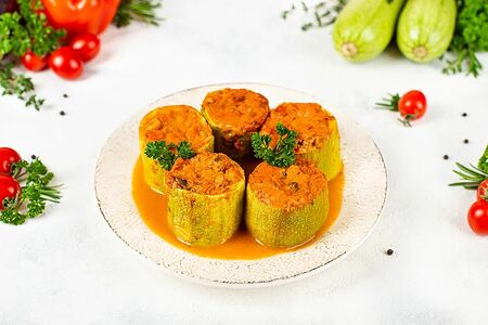 Кабачки, фаршированные овощами