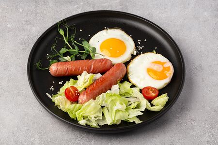 Яичница с сосисками гриль