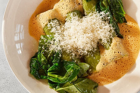 Каннеллони Болоньезе со шпинатом и сливочным ромеско