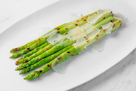 Спаржа на гриле с пармезаном