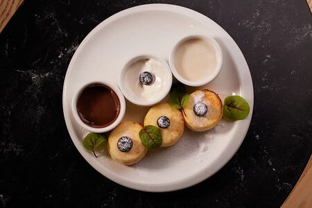 Сырники со сметаной