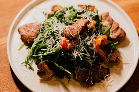Теплый салат с телятиной и рукколой
