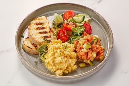 Скрэмбл с тартаром из дикого лосося