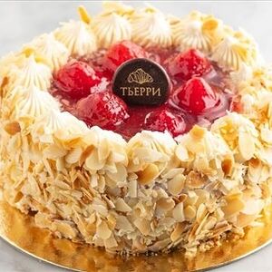 Торт миндально-клубничный средний