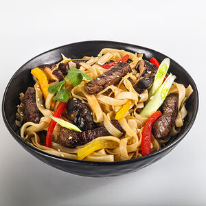 Удон с телятиной в сингапурском соусе