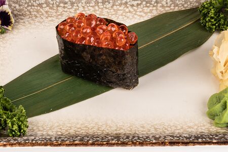 Гункан с красной икрой