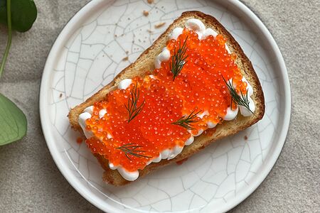 Бриошь с красной икрой, творожным сыром и укропом