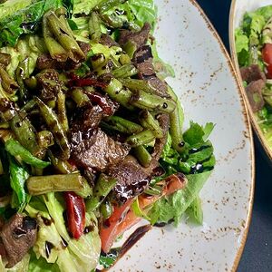 Салат Принц на бобах теплый с телятиной