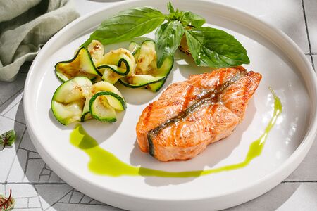 Стейк из форели на гриле