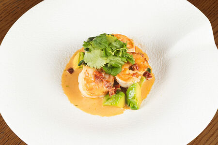 Креветки с авокадо и томатами в кокосовом соусе