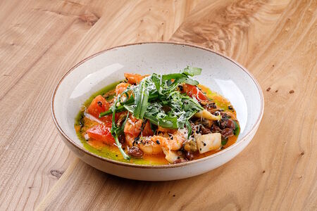 Ассорти морепродуктов в томатном соусе с фасолью, руколой и помидорами