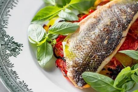 Филе сибаса с запечённым картофелем и томатами