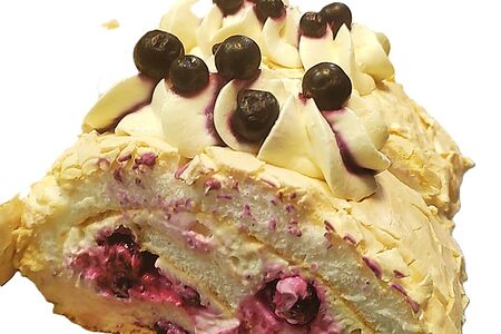 Меренговый рулет с черной смородиной