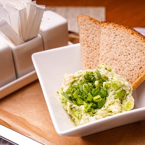 Смалец из сала с лучком и хлебом