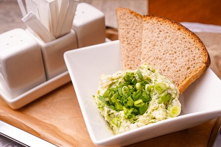 Смалец из сала с лучком и хлебом