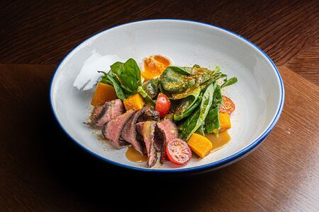 Салат с запеченной говядиной и медовой тыквой