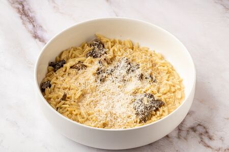 Ризони со сморчками и пармезаном