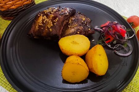 Рёбрышки в медово-горчичном соусе с картофелем и имбирём 