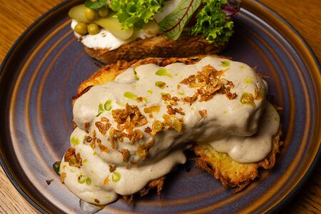 Свинина на драниках с грибным соусом