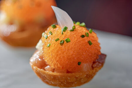 Тартар из лакедры, щучья икра и жемчужный лук